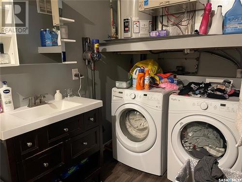 207 1St Avenue W, Kindersley, SK - Indoor Photo Showing Laundry Room