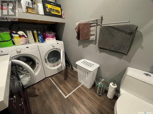 207 1St Avenue W, Kindersley, SK - Indoor Photo Showing Laundry Room