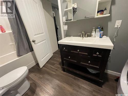 207 1St Avenue W, Kindersley, SK - Indoor Photo Showing Bathroom