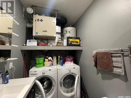 207 1St Avenue W, Kindersley, SK - Indoor Photo Showing Laundry Room