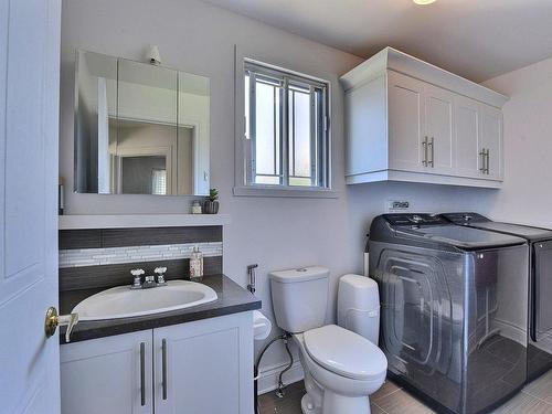 Laundry room - 284 Rue De Clèves, Laval (Vimont), QC - Indoor Photo Showing Bathroom
