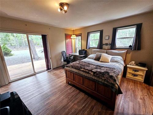 3829 Wild Rd, Whiskey Creek, BC - Indoor Photo Showing Bedroom