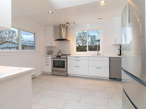 1436 Merritt Pl, Victoria, BC - Indoor Photo Showing Kitchen With Upgraded Kitchen