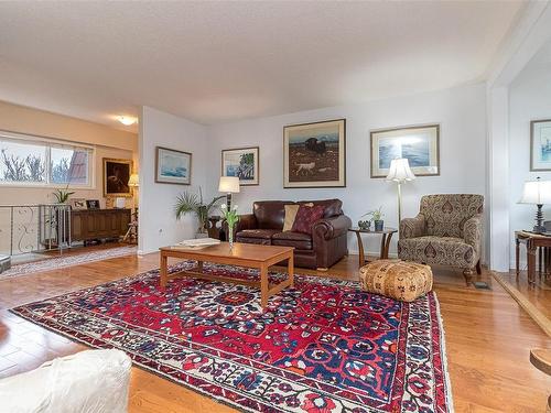 1436 Merritt Pl, Victoria, BC - Indoor Photo Showing Living Room