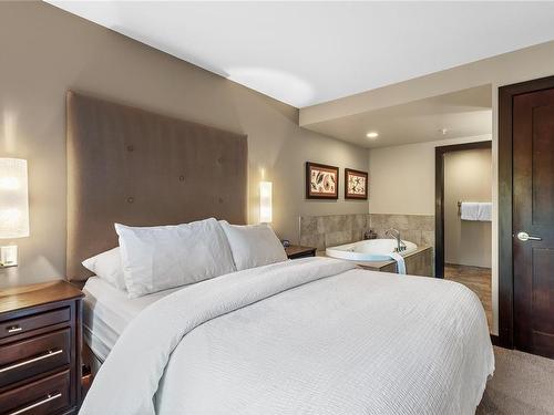 222-1175 Resort Dr, Parksville, BC - Indoor Photo Showing Bedroom