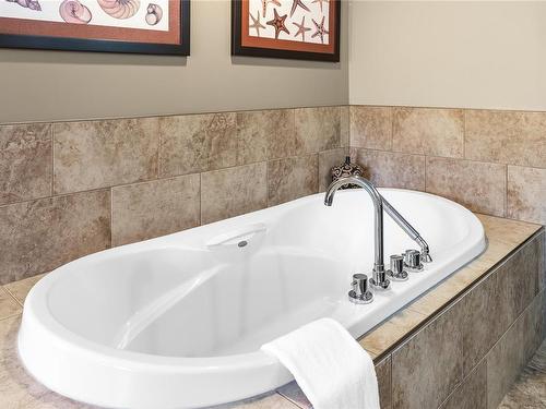 222-1175 Resort Dr, Parksville, BC - Indoor Photo Showing Bathroom