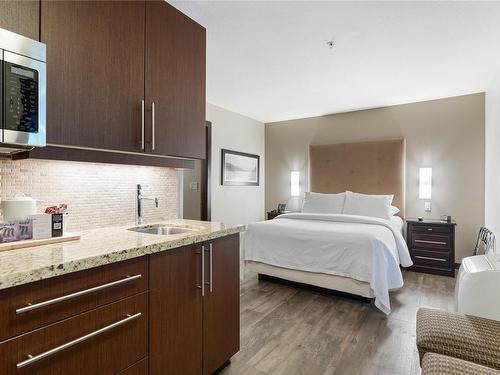 222-1175 Resort Dr, Parksville, BC - Indoor Photo Showing Bedroom