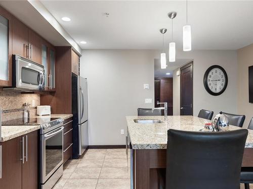 222-1175 Resort Dr, Parksville, BC - Indoor Photo Showing Kitchen With Upgraded Kitchen