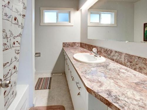 2215 Barbara Ave, Kamloops, BC - Indoor Photo Showing Bathroom