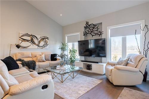1050 Kettle Court, Fort Erie, ON - Indoor Photo Showing Living Room