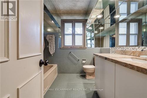 23 West Park Avenue, Hamilton, ON - Indoor Photo Showing Bathroom