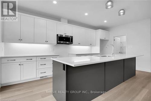 3064 Buroak Drive, London, ON - Indoor Photo Showing Kitchen With Upgraded Kitchen