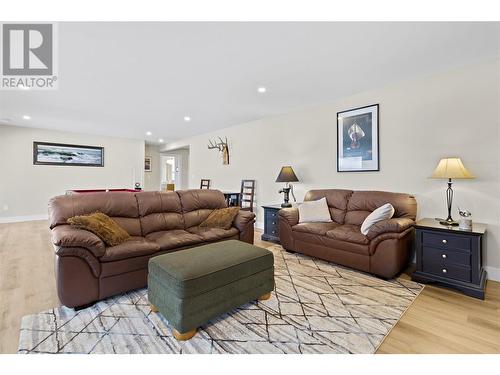 2550 Copperview Drive, Blind Bay, BC - Indoor Photo Showing Living Room