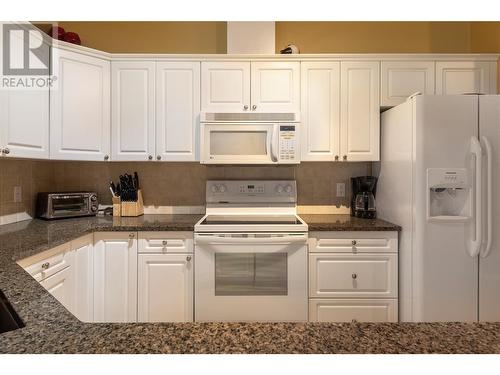 3570 Woodsdale Road Unit# 305, Kelowna, BC - Indoor Photo Showing Kitchen