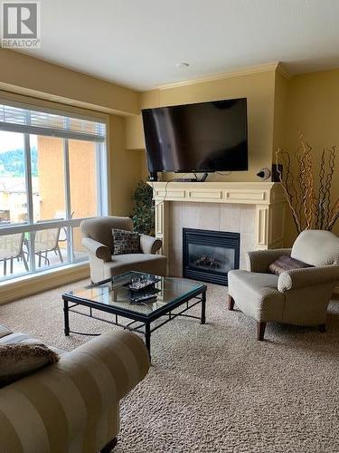 3570 Woodsdale Road Unit# 305, Kelowna, BC - Indoor Photo Showing Living Room With Fireplace