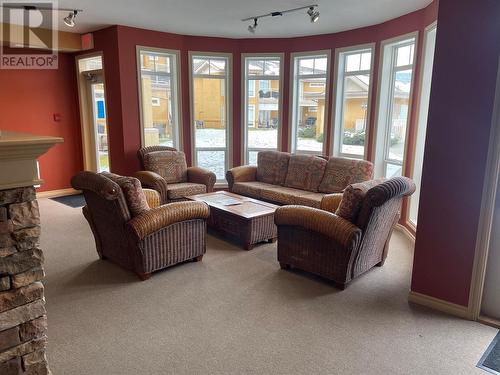 3570 Woodsdale Road Unit# 305, Kelowna, BC - Indoor Photo Showing Living Room