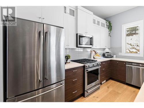 455 Dunbar Court, Kelowna, BC - Indoor Photo Showing Kitchen With Upgraded Kitchen