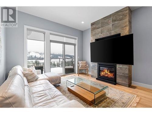 455 Dunbar Court, Kelowna, BC - Indoor Photo Showing Living Room With Fireplace
