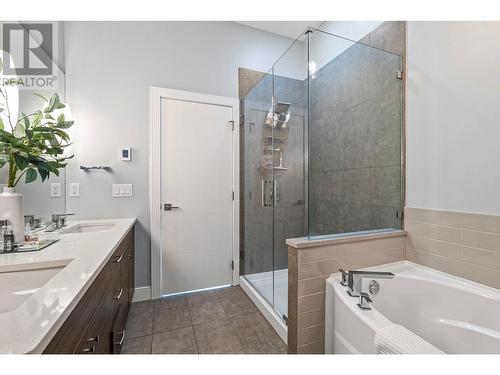 455 Dunbar Court, Kelowna, BC - Indoor Photo Showing Bathroom