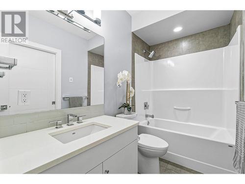 455 Dunbar Court, Kelowna, BC - Indoor Photo Showing Bathroom