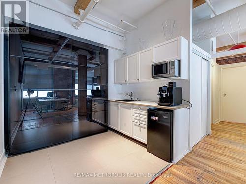 101 - 90 Sherbourne Street, Toronto, ON - Indoor Photo Showing Kitchen