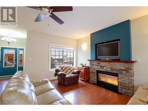 695 Pineview Road Unit# 111, Penticton, BC - Indoor Photo Showing Living Room With Fireplace