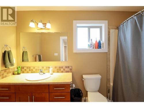 695 Pineview Road Unit# 111, Penticton, BC - Indoor Photo Showing Bathroom