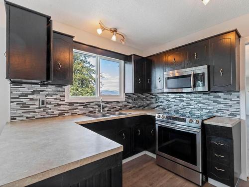 1750 Stayman Road, Kelowna, BC - Indoor Photo Showing Kitchen With Double Sink