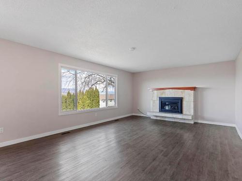 1750 Stayman Road, Kelowna, BC - Indoor Photo Showing Living Room With Fireplace