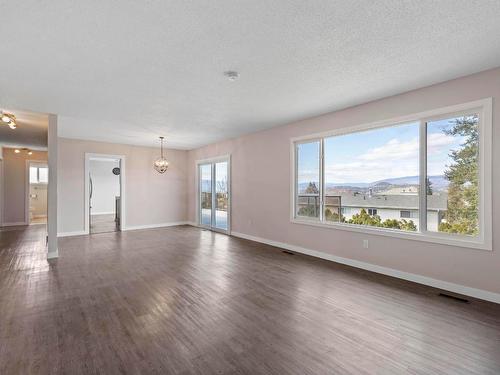 1750 Stayman Road, Kelowna, BC - Indoor Photo Showing Living Room