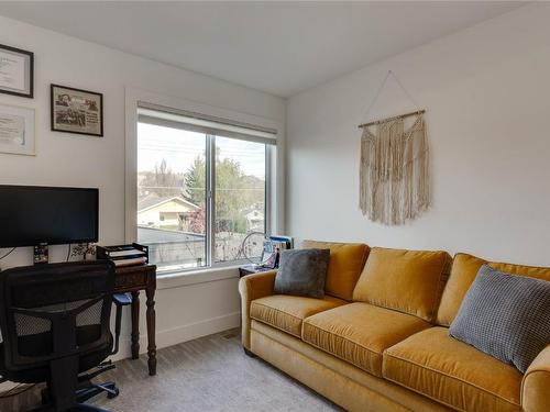 4-794 Martin Avenue, Kelowna, BC - Indoor Photo Showing Living Room