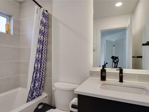 4-794 Martin Avenue, Kelowna, BC - Indoor Photo Showing Bathroom