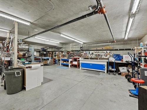 408-1947 Underhill Street, Kelowna, BC - Indoor Photo Showing Garage