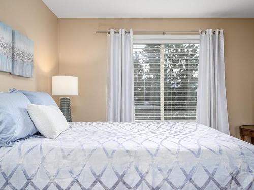 201-3320 Centennial Drive, Vernon, BC - Indoor Photo Showing Bedroom