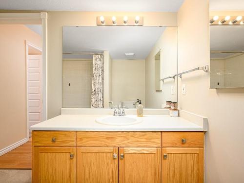 201-3320 Centennial Drive, Vernon, BC - Indoor Photo Showing Bathroom
