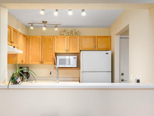 201-3320 Centennial Drive, Vernon, BC - Indoor Photo Showing Kitchen
