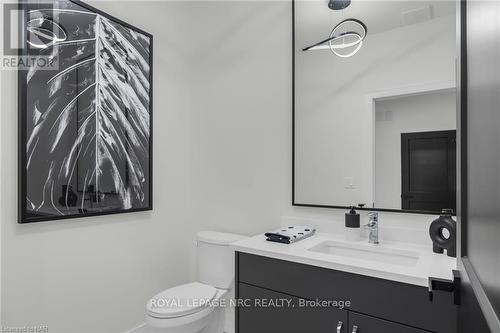 14 - 24 Grapeview Drive, St. Catharines, ON - Indoor Photo Showing Bathroom