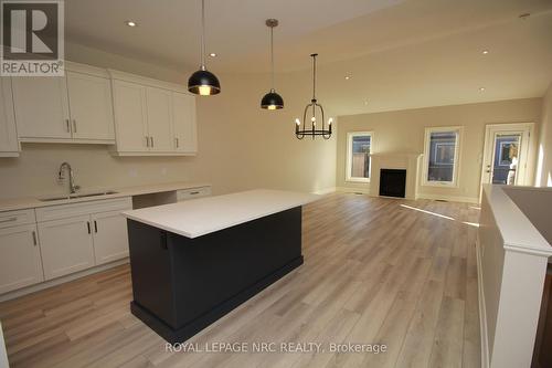 13 Peachtree Lane, Niagara-On-The-Lake, ON - Indoor Photo Showing Kitchen