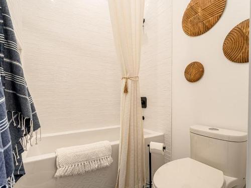 308 Holloway Drive, Kamloops, BC - Indoor Photo Showing Bathroom