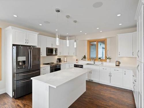 6560 Monck Park Road, Kamloops, BC - Indoor Photo Showing Kitchen With Upgraded Kitchen