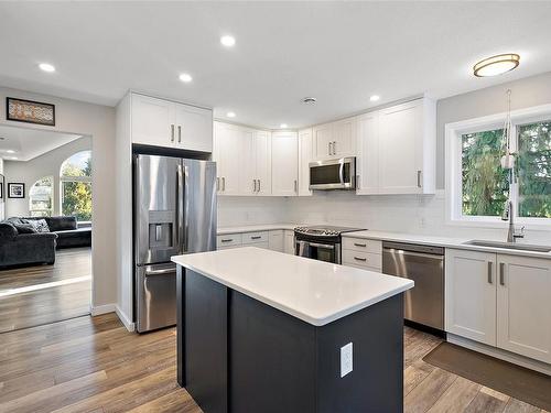 1470 Regent Pl, Cobble Hill, BC - Indoor Photo Showing Kitchen With Upgraded Kitchen