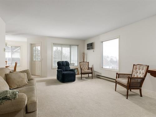 307-1385 Bertram Street, Kelowna, BC - Indoor Photo Showing Living Room