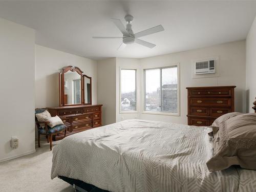 307-1385 Bertram Street, Kelowna, BC - Indoor Photo Showing Bedroom