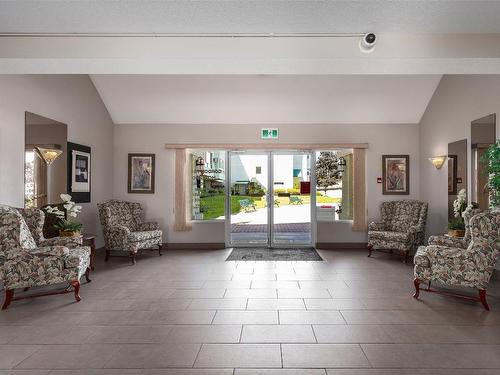 306-1329 Klo Road, Kelowna, BC - Indoor Photo Showing Living Room