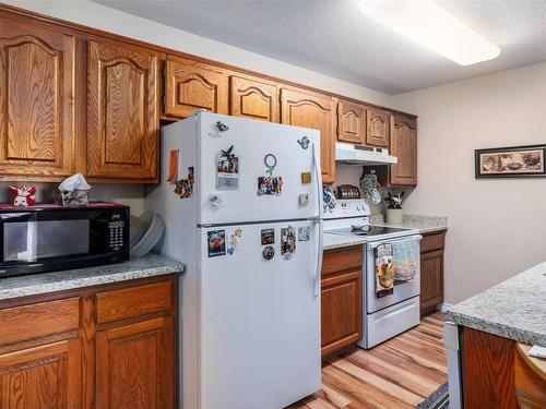 306-1329 Klo Road, Kelowna, BC - Indoor Photo Showing Kitchen
