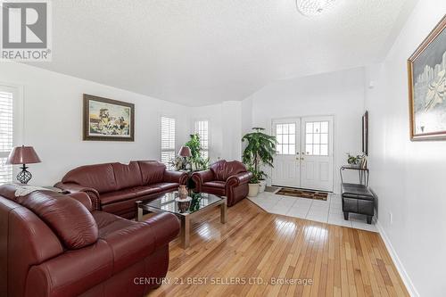 4 Beresford Cres, Brampton, ON - Indoor Photo Showing Living Room