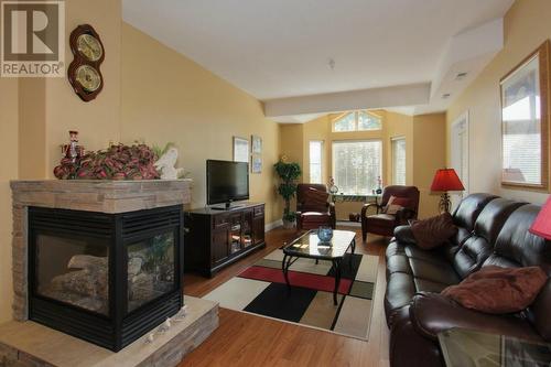 3996 Beach Avenue Unit# 227, Peachland, BC - Indoor Photo Showing Living Room