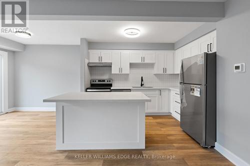 5159 Banting Crt, Burlington, ON - Indoor Photo Showing Kitchen With Upgraded Kitchen