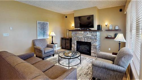 311 B - 300 Bighorn Boulevard, Radium Hot Springs, BC - Indoor Photo Showing Living Room With Fireplace
