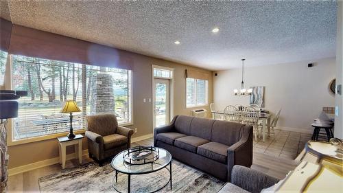 311 B - 300 Bighorn Boulevard, Radium Hot Springs, BC - Indoor Photo Showing Living Room